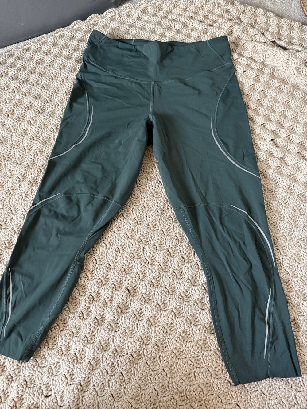 lululemon athletica dark green cropped leggings with reflective accents